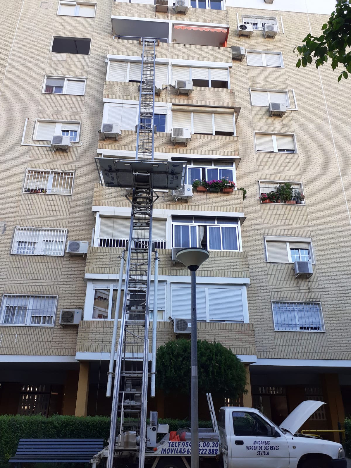 Grúa elevadora para mudanzas en Sevilla