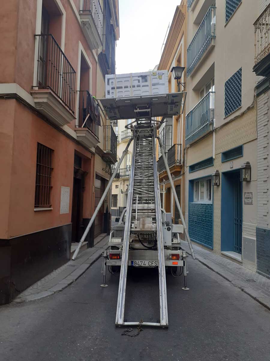 Mudanzas en Sevilla con camiones y vehículos propios